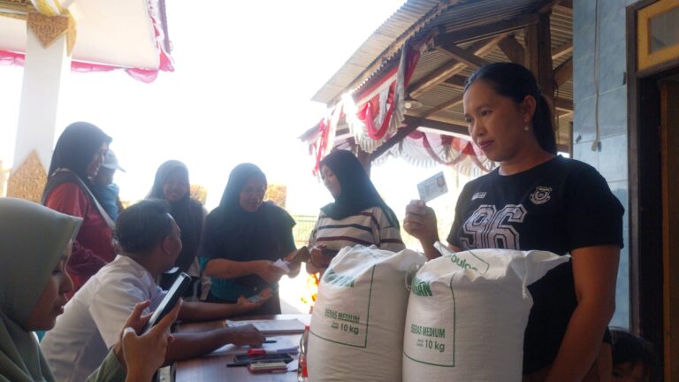 365 KPM di Desa Kebakalan Porong Terima Bantuan Pangan Beras 30 Kg, Warga: Sangat Membantu